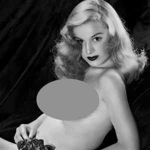 Puede incluir: Una fotografía en blanco y negro de una mujer con el pelo largo y ondulado. Lleva una bata de seda negra y sostiene un ramo de rosas negras.