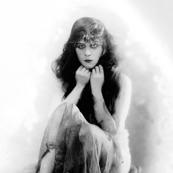 Theda Bara v. « Carmen » de 1915 - noir et blanc, plusieurs tailles - vieille beauté classique hollywoodienne, goth vintage, affiches anciennes [730-1440]