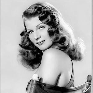 Puede incluir: Retrato en blanco y negro de una mujer con el pelo largo y ondulado, peinado al estilo de los años 40. Lleva un vestido sin tirantes y está sentada en una silla de director con el nombre "Gilda" escrito en ella.