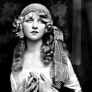 Myrna Darby, chica Ziegfeld de la década de 1920: blanco y negro, varios tamaños [730-002] foto icónica, belleza vintage, gitana, bohemia, flapper
