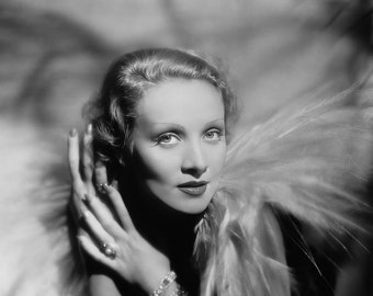 Marlene Dietrich in Federn c. 1930 Studio Fotografie - schwarz-weiß, mehrere Größen - altes Hollywood, Vintage-Mode, alte Filme [1680]