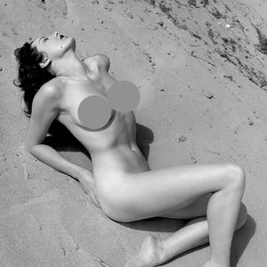 Mujer desnuda sexy vintage en la playa, c. 1950, blanco y negro, varios tamaños, arte de mujer desnuda, póster vintage pin-up, foto atrevida [730-1556]