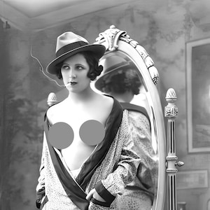 Puede incluir: Una mujer con una bata de leopardo y un sombrero fedora se para frente a un espejo. Ella sostiene un cigarrillo en su mano.