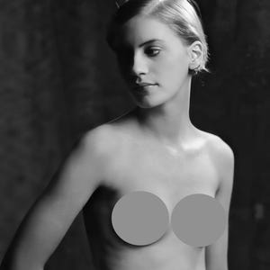 Puede incluir: Un retrato en blanco y negro de una persona con el pelo corto, mirando hacia abajo y a la izquierda. La persona está en topless.