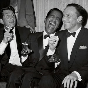 The Rat Pack - Dean Martin, Sammy Davis Jr. y Frank Sinatra c. 1961 - blanco y negro, celebridades de época, glamour del viejo Hollywood [730-1244]