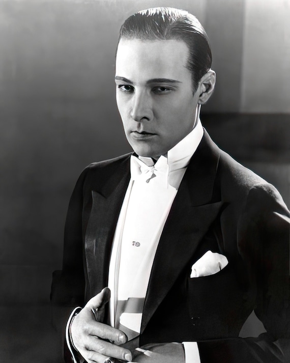 Rudolph Valentino Handsome Hollywood Silent Film Star Dressed for Fencing  Lessons Film Monsieur Beaucaire Rare Full Smiling Photograph 1924 - Etsy  Denmark