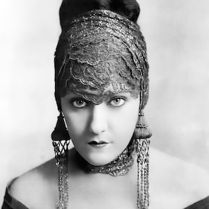Gloria Swanson - 1919  Ziegfeld Follies Star / Actress - black & white, print/poster, vintage fashion, vintage flapper, leading lady [1587]