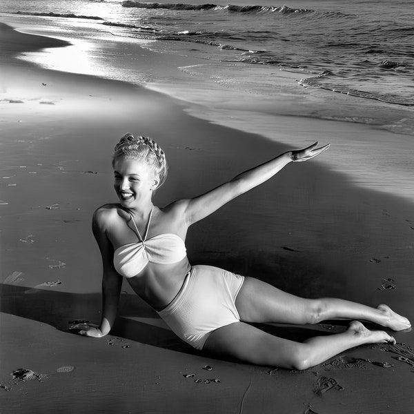 Marilyn Monroe RARE photo on beach c. 1946, black & white multiple sizes, vintage classic pin up art print poster [730-1435]