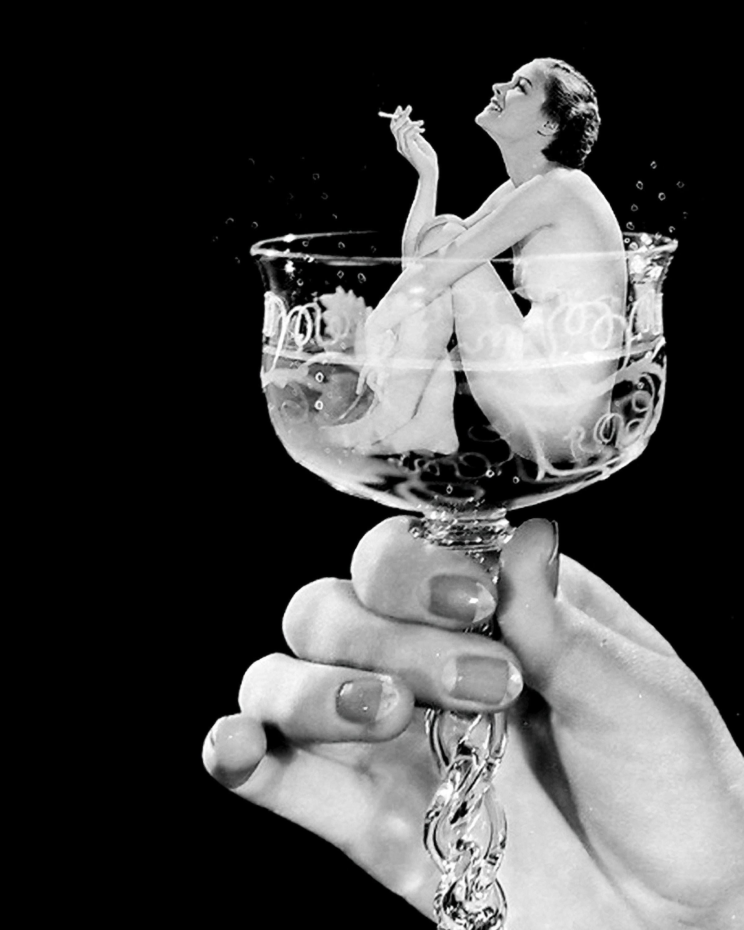 1930年代のシャンパングラスを持つ女性 - ヌード [730-912] 黒と白