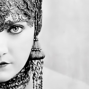 Hollywood Legend Gloria Swanson circa 1919 - Black & White print - Multiple Sizes [730-817] Classic, Iconic, Vintage Fashion image 1