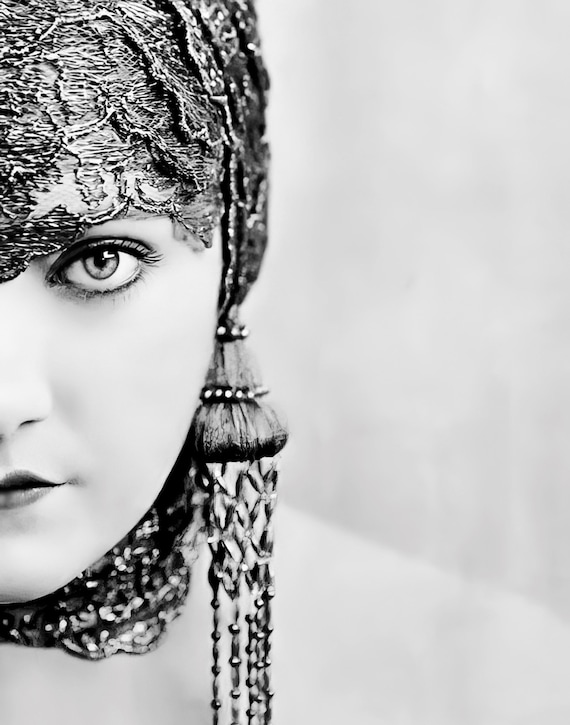 Hollywood Legend Gloria Swanson circa 1919 - Black & White print - Multiple Sizes [730-817] Classic, Iconic, Vintage Fashion