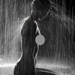 Puede incluir: Una silueta de una persona de pie bajo una lluvia torrencial. La persona está de espaldas a la cámara y tiene la cabeza inclinada. La imagen está en blanco y negro.