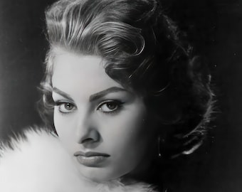 Sophia Loren in Pelze c. 1957, schwarz & weiß, unterschiedliche Größen, Druck/Poster - Vintage Hollywood, Schauspielerin, Berühmtheit Porträt [1671]
