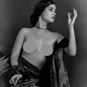 Puede incluir: Un retrato en blanco y negro de una mujer que lleva un collar de cuentas y un chal de terciopelo. Ella sostiene una gran gema transparente en su mano y la mira atentamente.