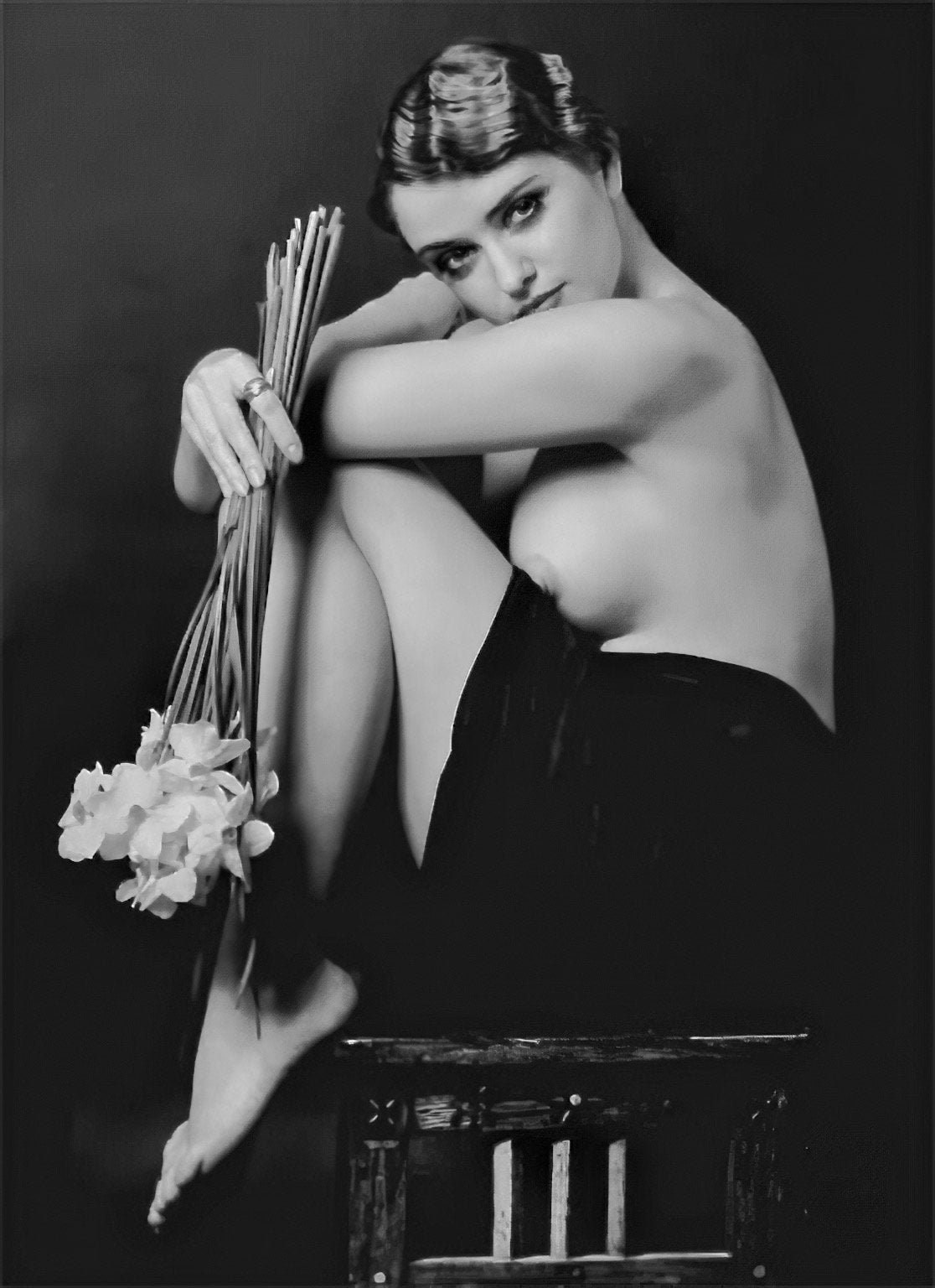 Étude de nu classique des années 1940 Nu avec des fleurs