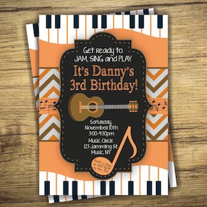 Pode incluir: Um convite de aniversário com tema musical com fundo preto, padrão de chevron laranja e marrom e um teclado de piano branco. O texto diz "Get Ready to JAM, SING and PLAY It's Danny's 3rd Birthday!" com uma guitarra e um gráfico de nota musical. Os detalhes do convite incluem a data, a hora, o local e as informações de RSVP.