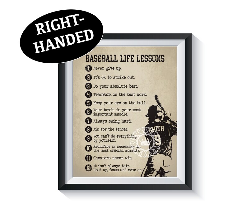 Pode incluir: Um cartaz imprim&iacute;vel em preto e branco com uma ilustra&ccedil;&atilde;o de um jogador de beisebol e uma lista de 12 li&ccedil;&otilde;es de vida sobre beisebol. O texto diz "Baseball Life Lessons" e inclui frases como "Nunca desista", "&Eacute; ok ser eliminado", "Fa&ccedil;a o seu melhor", "Trabalho em equipe &eacute; o melhor trabalho", "Mantenha o olho na bola", "Seu c&eacute;rebro &eacute; seu m&uacute;sculo mais importante", "Sempre bata forte", "Mire nas cercas", "Voc&ecirc; n&atilde;o pode fazer tudo sozinho", "O sacrif&iacute;cio &eacute; necess&aacute;rio nos momentos mais cruciais", "Trapaceiros nunca vencem", "Nem sempre &eacute; justo. Mantenha a cabe&ccedil;a erguida, concentre-se e siga em frente."