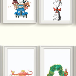 Op de afbeelding: Een collage van acht ingelijste illustraties met verschillende kinderboekfiguren. De illustraties bevatten een blauwe vis, een blauwe vrachtwagen met dieren, een kat met een rode hoed, een groene rups, een giraffe, een roze zeepaardje, een vis en een kangoeroe.