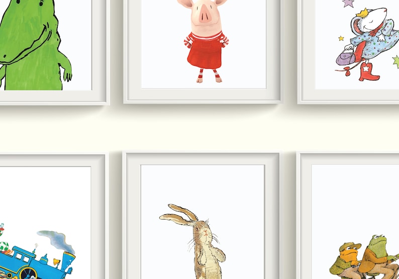 Op de afbeelding: Een verzameling ingelijste illustraties met verschillende personages, waaronder een groene krokodil, een roze varken, een muis met een kroon, een blauwe trein, een bruin konijn en twee kikkers op een fiets.