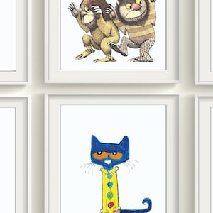 Op de afbeelding: Vijf ingelijste illustraties van kinderboekfiguren. De bovenste rij toont een blauwe baby die een paarse stok vasthoudt, twee harige wezens met gele voeten en een wit konijn met een zwarte staart. De onderste rij toont een lama die een overall draagt, een blauwe kat met gele knopen en een rode hond met een meisje dat een boek vasthoudt.