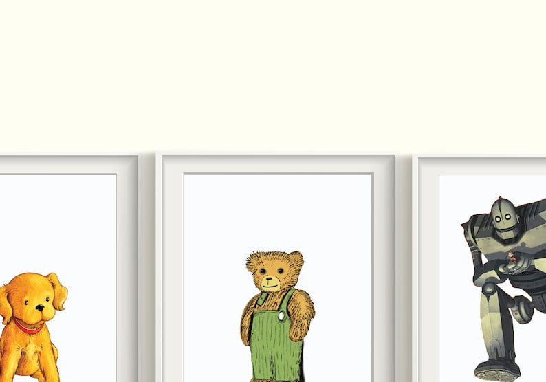 Op de afbeelding: Drie ingelijste illustraties van een gele hond, een bruine teddybeer met een groene overall en een grote grijze robot.
