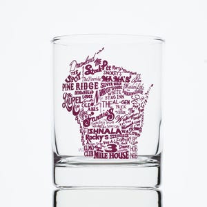 Könnte beinhalten: Ein klares Glas mit einem violetten Umriss des Bundesstaates Wisconsin. Der Umriss ist mit den Namen von Bars und Restaurants in Wisconsin gefüllt.