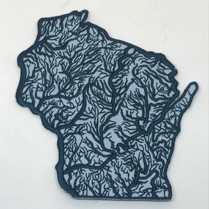 以下が含まれることがあります： ウィスコンシン州の形をした青い刺繍パッチ。パッチには、州の川と湖の詳細な輪郭が描かれています。