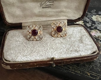 Pendientes vintage de color rojo rubí, con borde redondeado y pequeños cristales brillantes. Pendientes de botón chapados en oro, ideales para orejas perforadas. Piedra natal de julio.