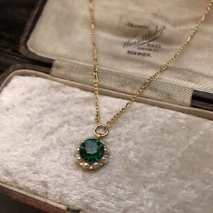 Colar vintage com pingente em forma de gota, em cristal Swarovski verde esmeralda e pérolas.