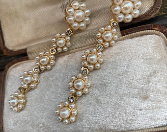 Rares boucles d'oreilles longues pendantes vintage Butler & Wilson avec perles ivoire et cristaux Swarowski diamants noirs