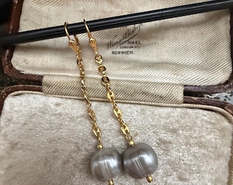 Impresionantes pendientes largos vintage de perlas grises de agua dulce en una cadena de oro con gancho vintage incrustado de perlas.