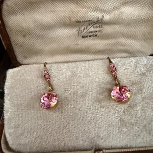 Vintage roze roze Swarovski-kristallen oorbellen, vergulde met kristallen ingelegde haak
