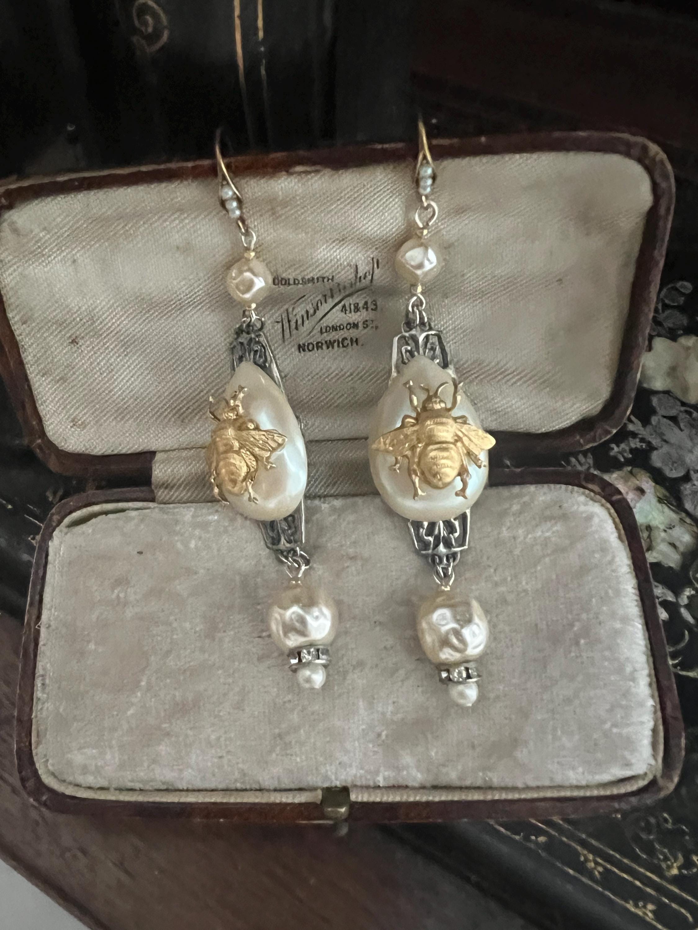 Vintage Stylish Teardrop Faux Pearl Featuring a Gucci-style Bee