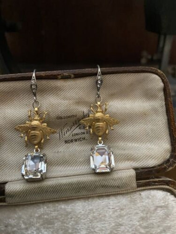 Boucles D'oreilles Anciennes Pendantes - Motif Abeille Avec Cristal Et Améthyste