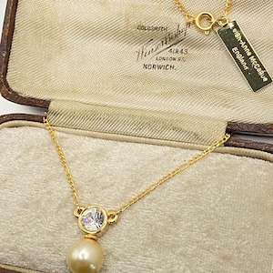 Vintage round sparkly  Clear Crystal and larger pearl Pendant necklace with gold plated chain.