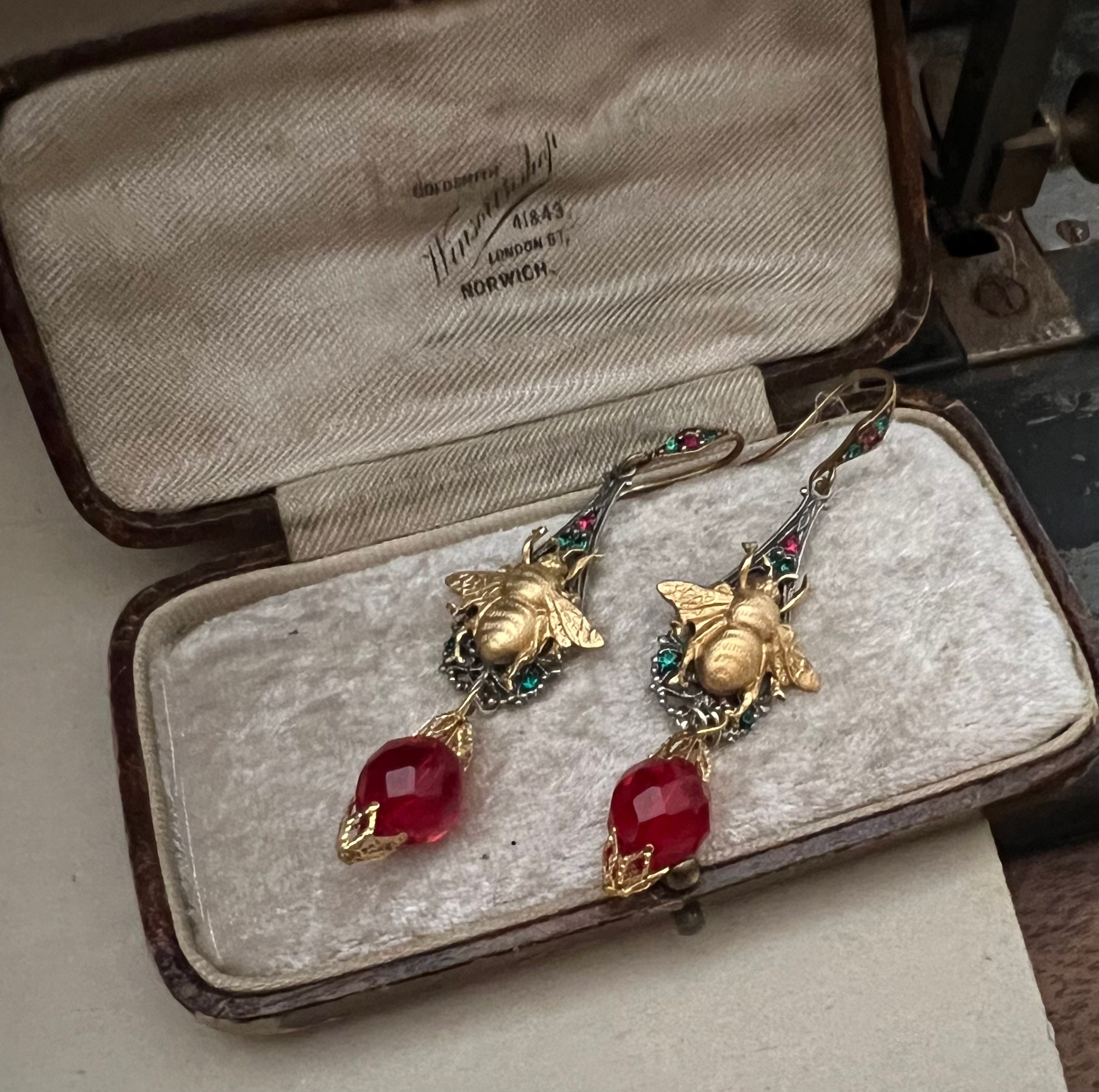 Stylish Gucci Style Bee and Gucci Colours, Ruby Red and
