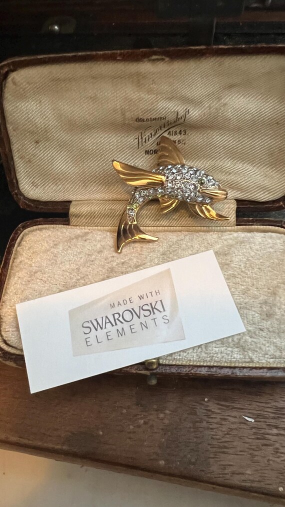 SWAROVSKI フィッシュモチーフ ブローチ Unique Pisces Fish Light Sapphire Swarovski Crystal Gold Plated