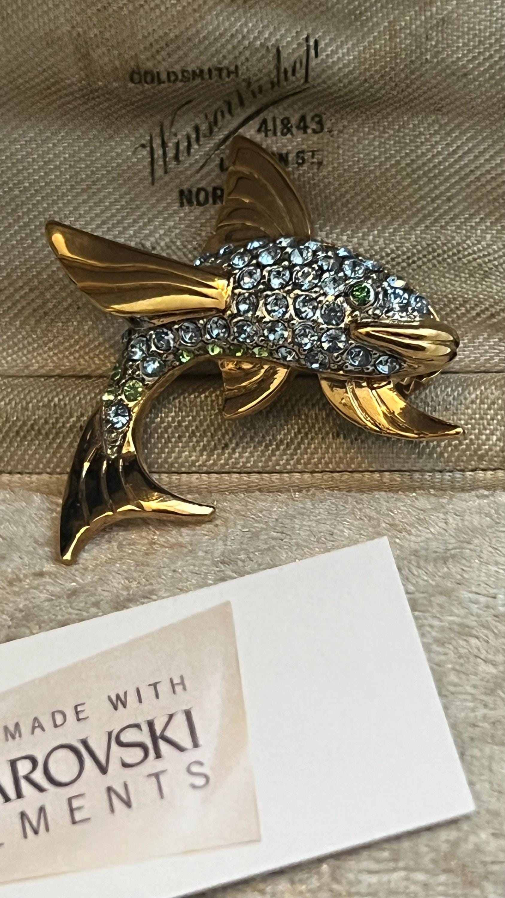 SWAROVSKI フィッシュモチーフ ブローチ Unique Pisces Fish Light Sapphire Swarovski Crystal Gold Plated