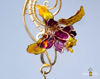 Golden brass bloom earrings with epoxy element and Garnet stone