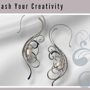 Può includere: Un paio di orecchini in filo d'argento con un accento di perla. Gli orecchini hanno la forma di una foglia stilizzata con un intricato lavoro di filo.