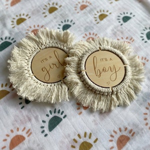 Houten schijf voor het onthullen van het geslacht van baby's - dubbelzijdig It's a Boy It's a Girl - plaquette met gegraveerde foto prop boho-kwastje - geslachtsaankondigers