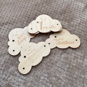 Cartes d'étape mensuelles en bois pour bébé - Bonjour tout le monde - Disques d'accessoires photo pour l'âge gravés recto-verso dans les nuages