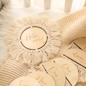 Cartes d'étape mensuelles en bois pour bébés - Bonjour tout le monde - Disques d'accessoires photo pour l'âge gravés recto-verso avec pompons bohèmes