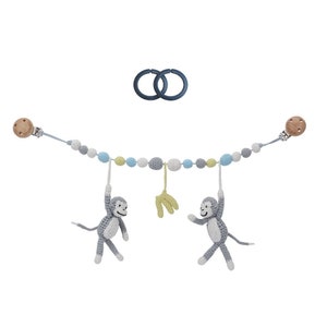 Kinderwagenkette gehäkelt Affe CHARLIE in grau als Baby Geschenk für Baby zur Geburt, Sindibaba + 2 Ringe (blau)