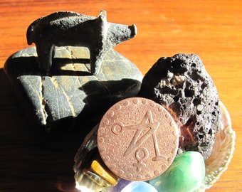 Une amulette d'inspiration - talisman en cuivre inventé à la main