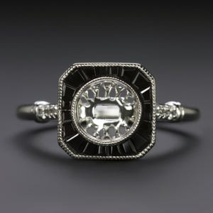 Anillo de compromiso vintage con halo de ónix negro y bisel redondo en oro blanco (22504-ON)