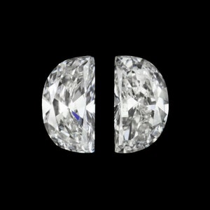 Pode incluir: Dois diamantes lapidados em brilhante em forma de meia-lua sobre um fundo preto. Os diamantes são claros e facetados, refletindo a luz. As pedras preciosas são posicionadas lado a lado, mostrando sua forma simétrica e brilho. Ideal para design de joias.