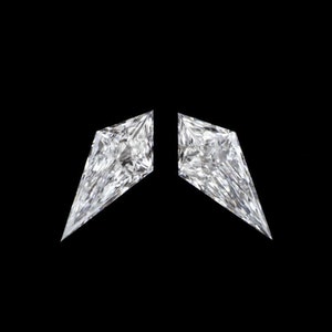 Pode incluir: Dois diamantes em forma de pipa, com lapidação brilhante, sobre um fundo preto. Os diamantes são claros e facetados, refletindo a luz. A forma é uma versão modificada da lapidação escudo, com uma ponta e uma base larga. Para joalharia.