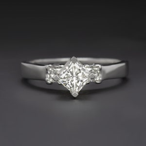 Anello di fidanzamento con diamante taglio principessa G Si1 certificato GIA da 0,71 ct, quadrato, 3 pietre (18506)