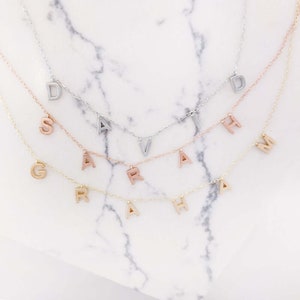 Colar personalizado de ouro 14K com pingente de letra e nome personalizado, acabamento acetinado branco, amarelo e rosa, delicado para o dia a dia (MTO-14940)
